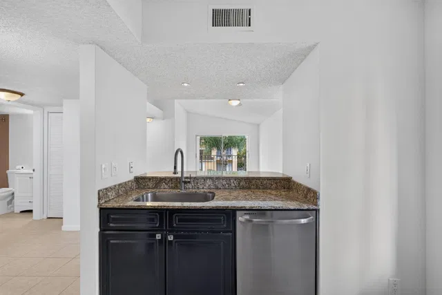 Unit Unit 204 photo 7