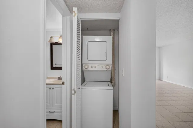 Unit Unit 204 photo 11