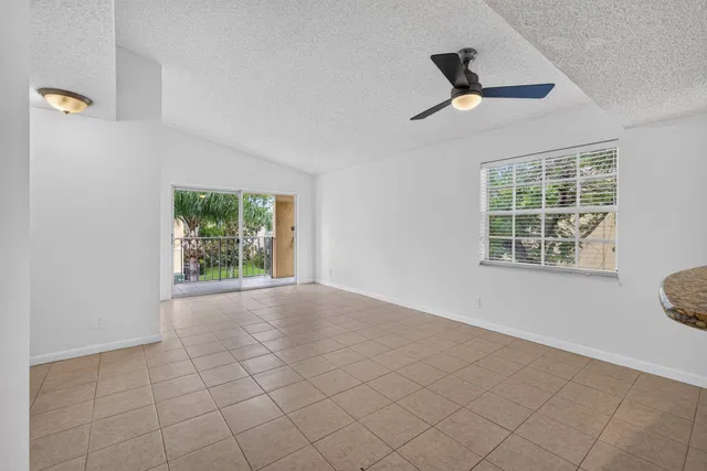 Unit Unit 204 photo 12