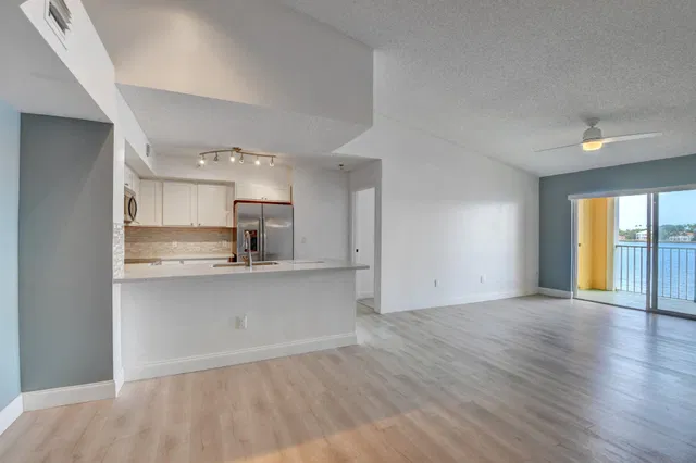 Unit 308 photo 5