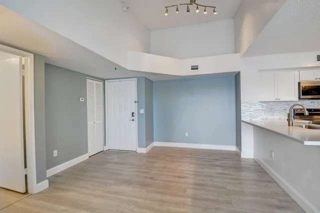 Unit 308 photo 22