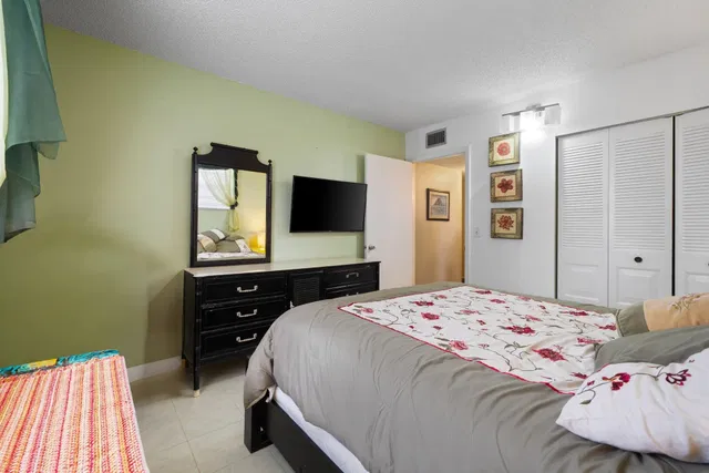 Unit 108 photo 16