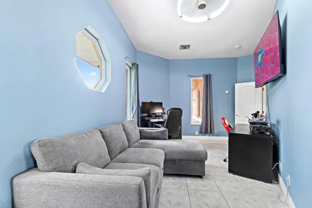  Residence photo 24