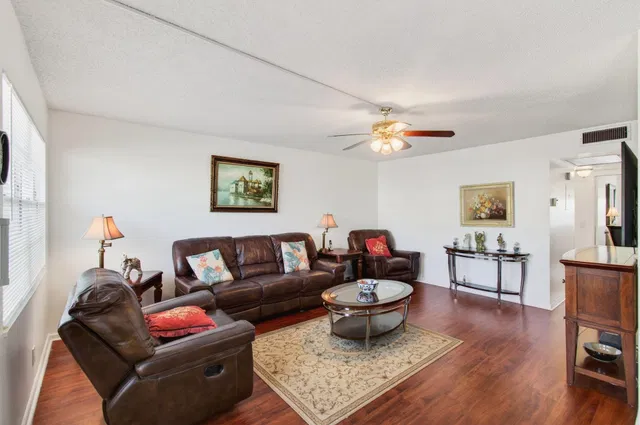 Residence photo 12
