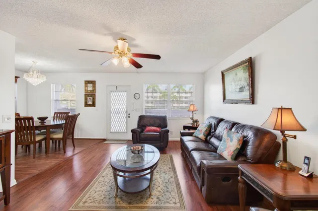 Residence photo 17