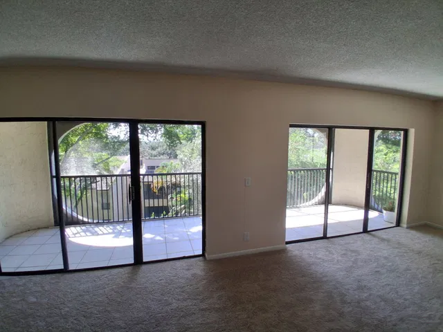Unit 403 photo 5