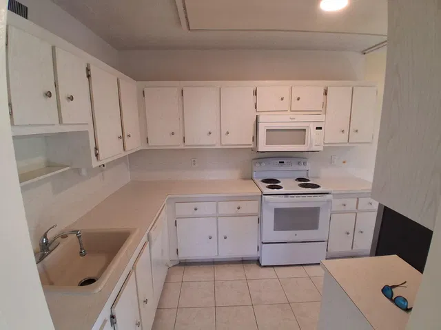 Unit 403 photo 6