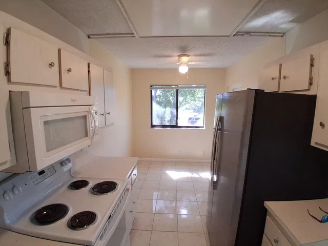 Unit 403 photo 7
