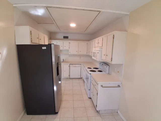 Unit 403 photo 8