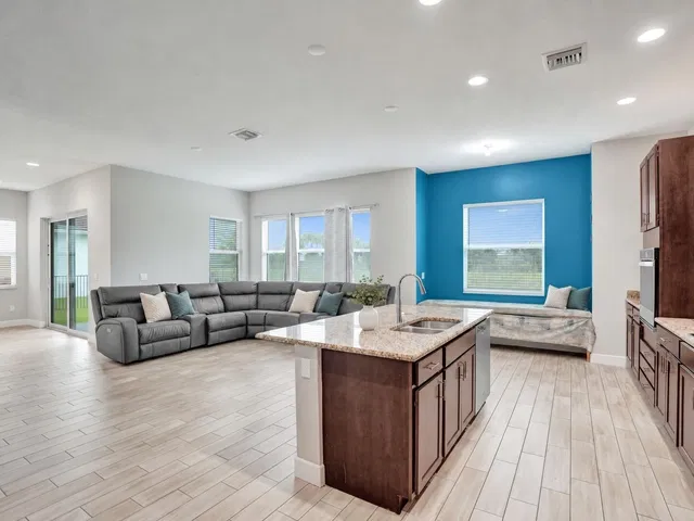 Residence photo 2