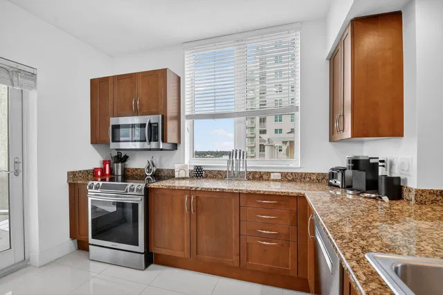  Unit 605 photo 12