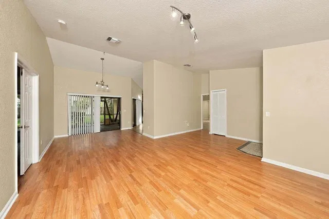  Residence photo 4
