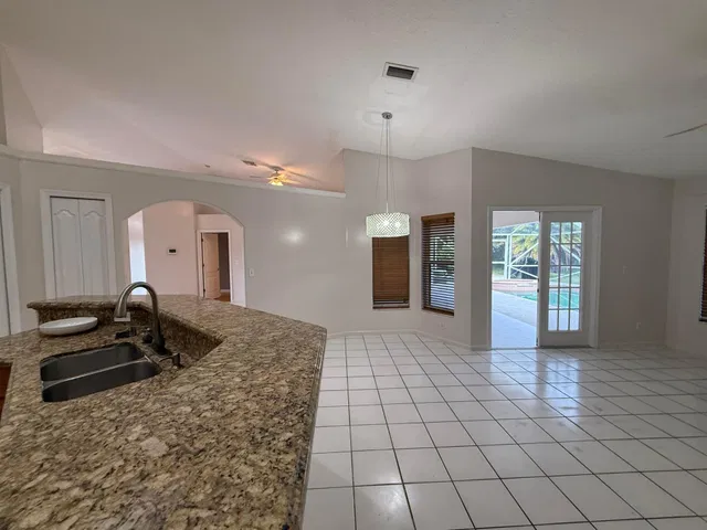 Residence photo 3