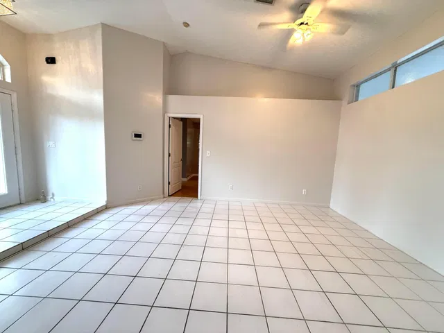 Residence photo 18