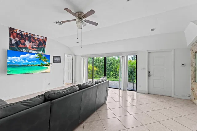  Residence photo 9