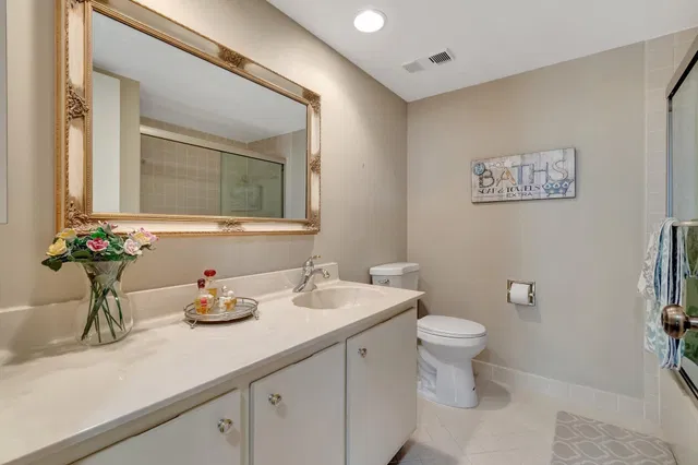 Unit 504 photo 17