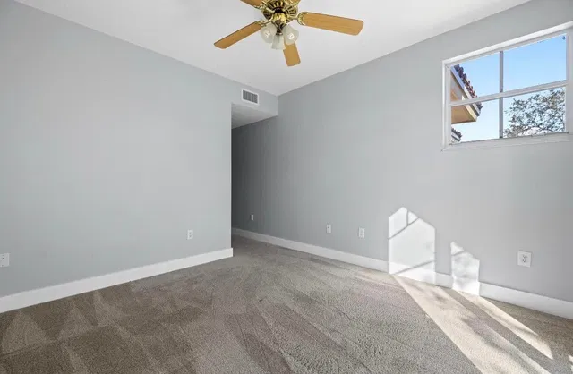 Unit 21 photo 18