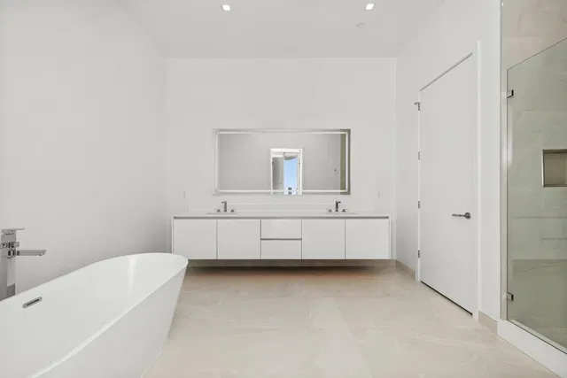 Nautilus 220 Unit 612 photo 18