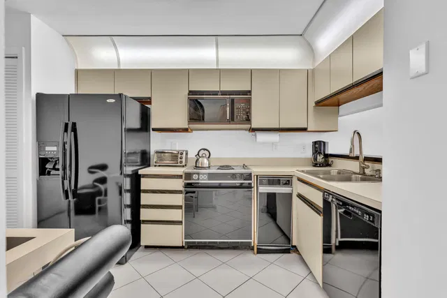 Unit 204 photo 6
