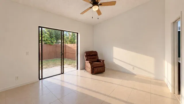 Residence photo 12