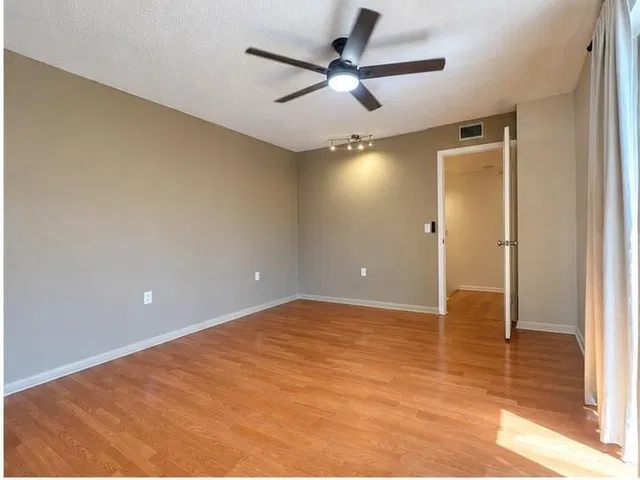 Unit 5711 photo 10
