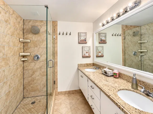 Unit 5711 photo 11