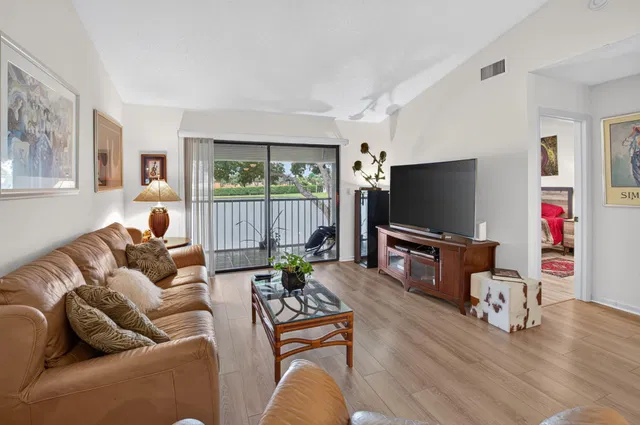 Unit 61 photo 14