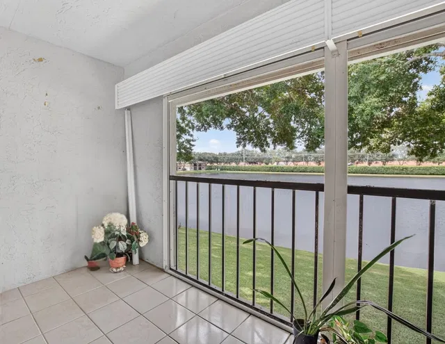 Unit 61 photo 16