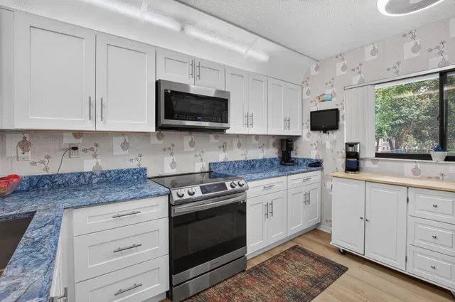 Unit 61 photo 18