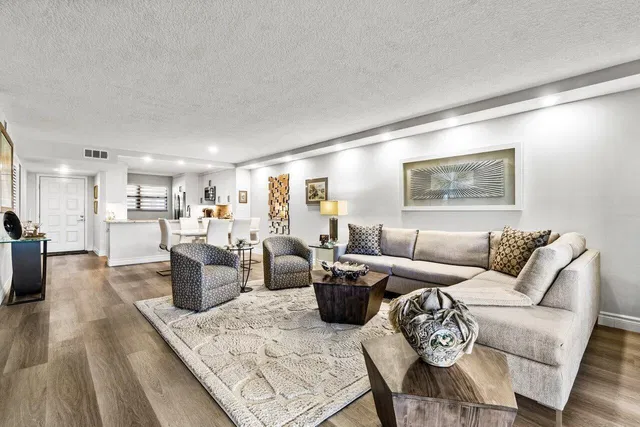 Eastpointe Country Club Residence photo 3