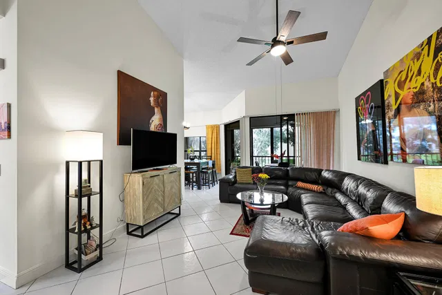 Unit H photo 16