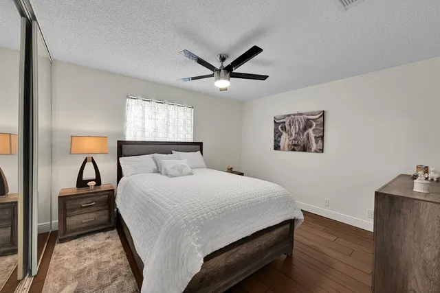 Unit H photo 19