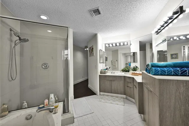 Unit H photo 25