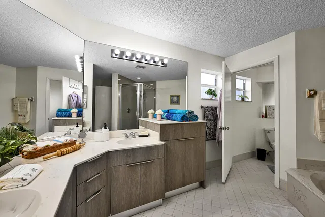 Unit H photo 26