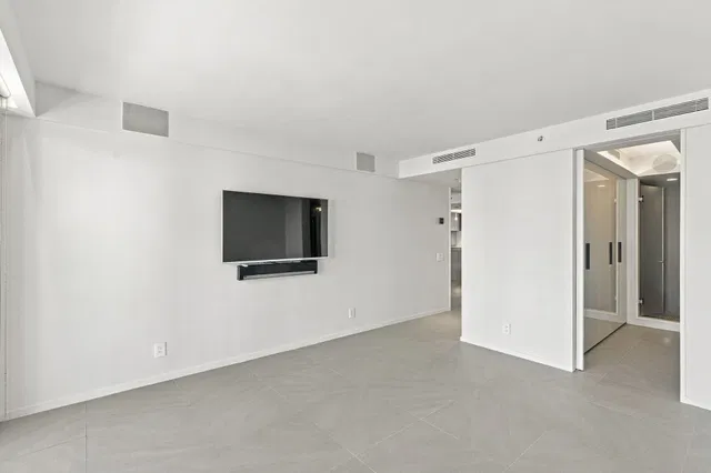 Unit 605 photo 18