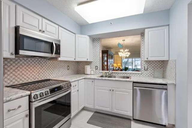Unit 206 photo 4