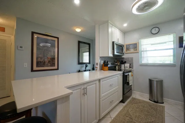 Unit 115 photo 6