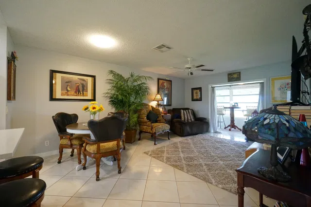 Unit 115 photo 7