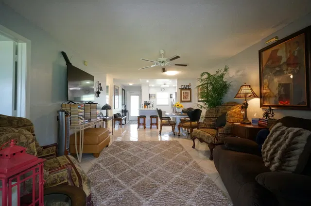 Unit 115 photo 8
