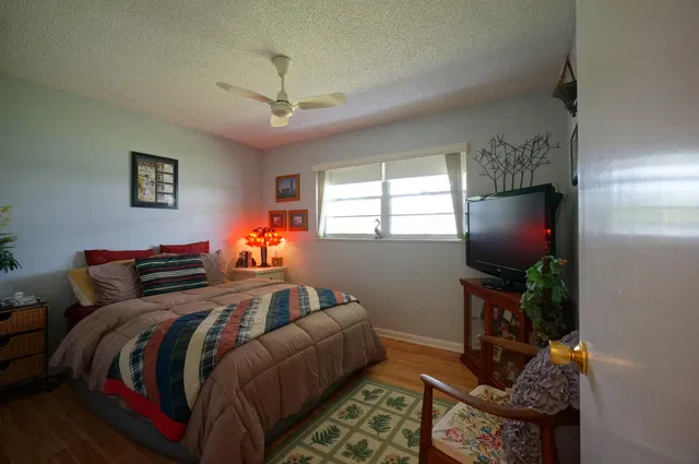 Unit 115 photo 11