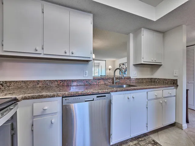 Unit 107 photo 16