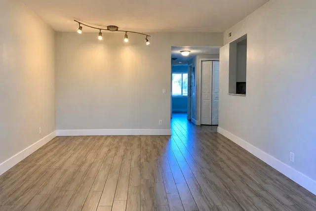 Unit 1316 photo 9