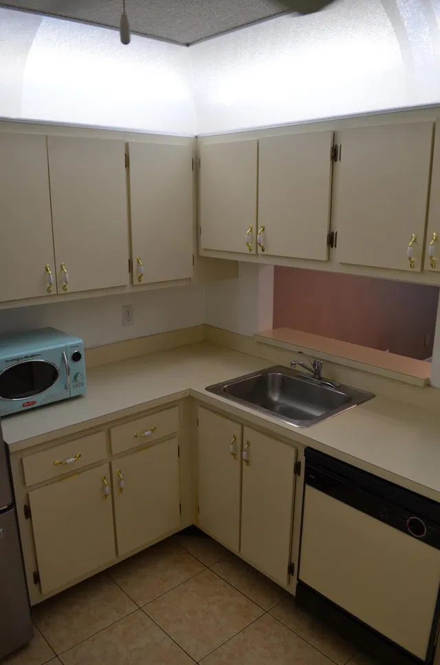 Unit 121 photo 9