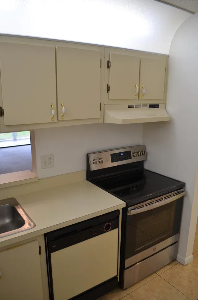 Unit 121 photo 10