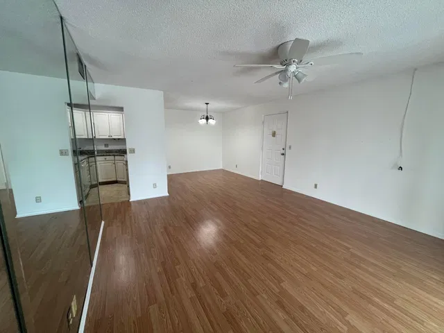 Unit C2 photo 3