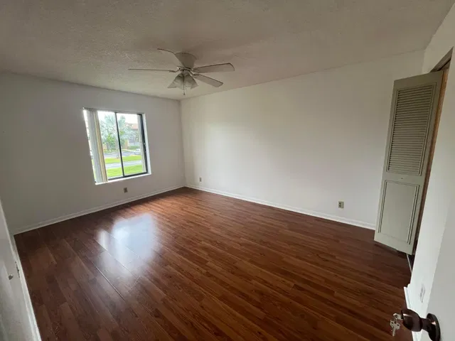 Unit C2 photo 11