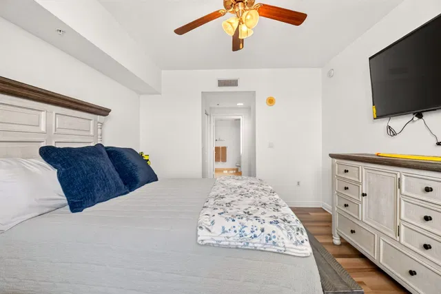 Unit 813 photo 8