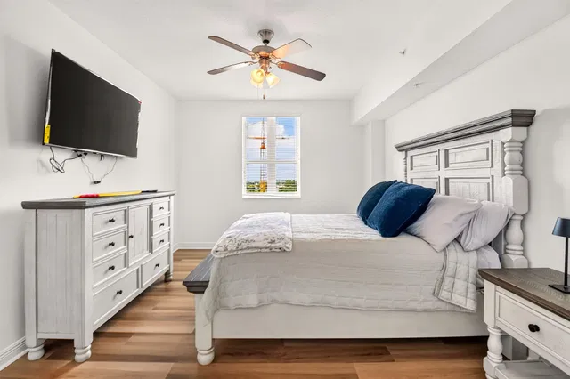 Unit 813 photo 9