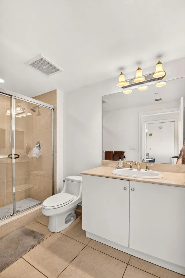 Unit 813 photo 10