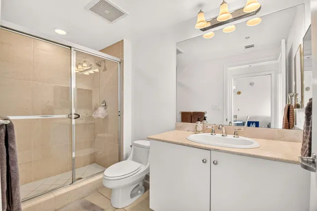 Unit 813 photo 11